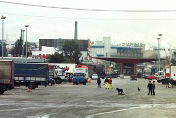 Ακόμα ένας τόνος ακατάλληλων τροφίμων κατασχέθηκε στου Ρέντη από τη Νομαρχία Πειραιά