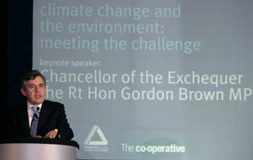 Η έλευση του Γκόρντον Μπράουν στέλνει όλο και περισσότερους Βρετανούς στους Τόρις