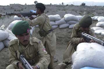 Σφροδρές μάχες μεταξύ μαχητών της Αλ Κάιντα και μελών της φυλής Παστούν στο Πακιστάν