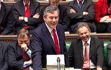 Μείωση φόρων ανακοίνωσε ο Βρετανός υπουργός Οικονομικών Γκ.Μπράουν