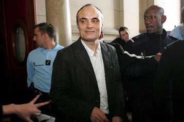 Απαλλάχθηκε των κατηγοριών ο διευθυντής του Hebdo για τα σκίτσα του Μωάμεθ