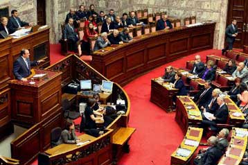 Κόντρα αρχηγών στη Βουλή με επίκεντρο τα ομόλογα του ΤΕΑΔΥ