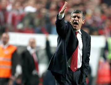 Συνεχίζουν μαζί και τη νέα σεζόν Φερνάντο Σάντος και Μπενφίκα