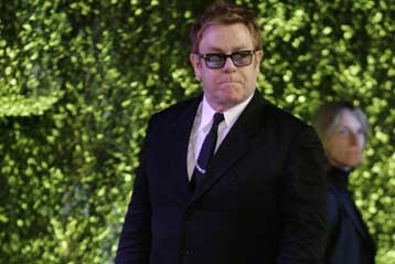 Κατά της ομοφοβίας τάσσεται σε άρθρο του ο σερ Έλτον Τζον