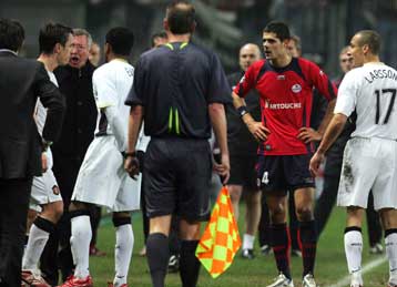 Πρόστιμα σε Λιλ και Μάντσεστερ Γιουνάιτεντ για τα επεισόδια στο «Φελίξ Μπολάρ»