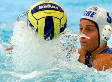 Ήττα για την εθνική πόλο γυναικών από τις ΗΠΑ με 8-6 στον τελευταίο αγώνα της Α΄φάσης