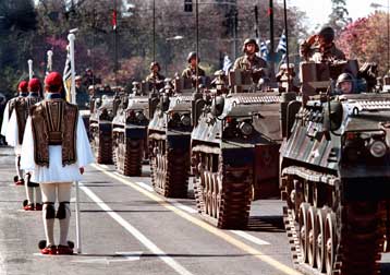 Με τη στρατιωτική παρέλαση στην Αθήνα κορυφώνεται ο εορτασμός της 25ης Μαρτίου