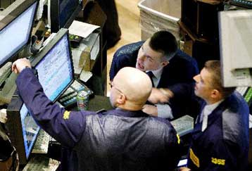 Κέρδη σημείωσαν την Παρασκευή τα χρηματιστήρια στις δύο πλευρές του Ατλατικού