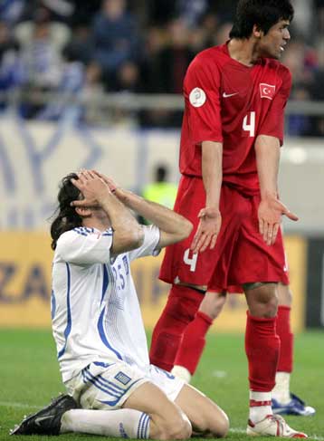 Πήρε τα… τσαρούχια στο χέρι η Εθνική και συνετρίβη με 4-1 από την Τουρκία