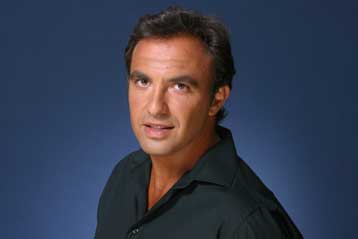 Τον δημοσιογράφο Νίκο Αλιάγα βράβευσε ο Γάλλος υπουργός Πολιτισμού