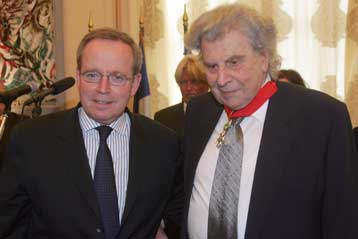 Το παράσημο του Ταξιάρχη της Λεγεώνας της Τιμής απονεμήθηκε στον Μίκη Θεοδωράκη