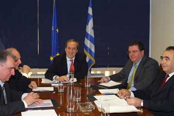 Στις «ανίδεες διοικήσεις ταμείων» επιρρίπτει ευθύνες για το ομόλογο ο Γ.Αλογοσκούφης