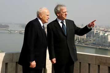 Με έμφαση στο θέμα του Κοσόβου οι επαφές Παπούλια στην Ουγγαρία