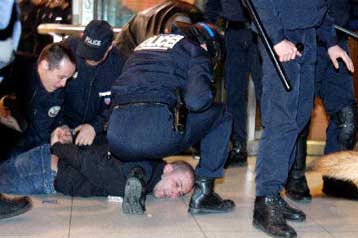 Ταραχές στο κέντρο του Παρισιού μετά τη σύλληψη «λαθρεπιβάτη» στο μετρό