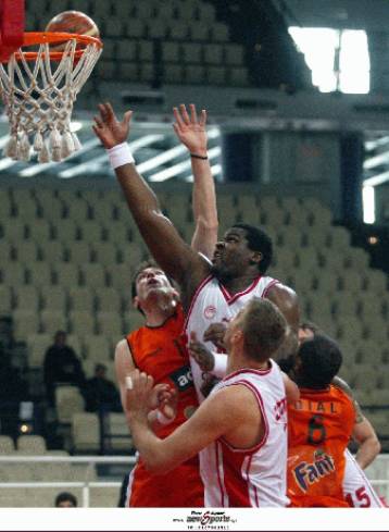 Μπουρούσης και Ντόμερκαντ οδήγησαν τον Ολυμπιακό στο 81-68 επί της Ολυμπιάδας