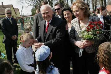 Στο ελληνικό χωριό «Νίκος Μπελογιάννης» ο Πρόεδρος της Δημοκρατίας