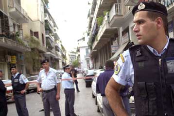 Αστυνομικοί απελευθέρωσαν 40 μετανάστες από διαμέρισμα-«φυλακή» στο Μενίδι