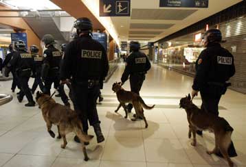 Εισβολή ομάδας αγνώστων σε ταχυδρομείο του Παρισιού