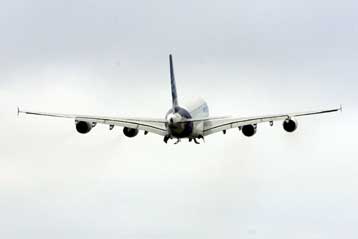 Συντρίμια από το Διάστημα παραλίγο να χτυπήσουν επιβατικό αεροσκάφος