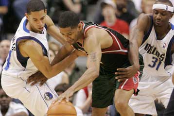 Νίκη έστω και με απουσίες για τους Μάβερικς επί των Μπακς με 105-103