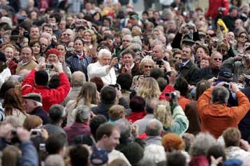«Πόλεμος» Βατικανού – κυβέρνησης Πρόντι για νομικά δικαιώματα σε ομοφυλόφιλους