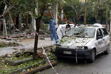 Ζημιές τα ξημερώματα του Σαββάτου στου Ζωγράφου από κουκουλοφόρους