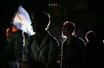 Αργεντινοί και Βρετανοί τιμούν τους 900 νεκρούς των Φόκλαντς, 25 χρόνια μετά