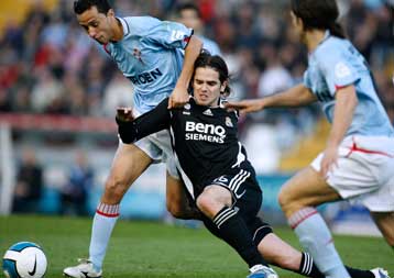 «Βασίλισσα» στη βροχή, γλίστρησε η Σεβίλη, ισοπαλία για Σεϊταρίδη και Μπασινά