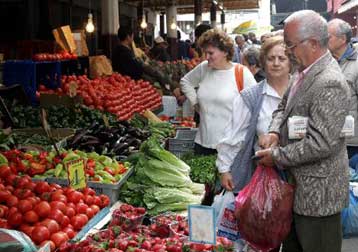 Μαζικές εισαγωγές αμνοεριφίων από Βουλγαρία και Ρουμανία, κοντά στα 2 ευρώ η ντομάτα