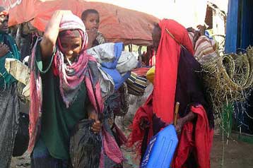 Ανάπαυλα στις εχθροπραξίες στη Σομαλία, σε εκατοντάδες υπολογίζονται οι νεκροί