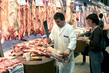 Νέες κατασχέσεις κρεάτων με ασαφή σήμανση σε Πειραιά και Θεσσαλονίκη