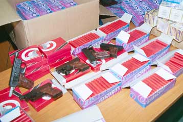 Μεγάλες ποσότητες πυροτεχνημάτων και κροτίδων κατασχέθηκαν σε Ταύρο και Ρόδο