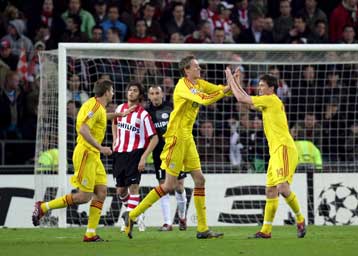 Πριμαντόνα η Λίβερπουλ, 3-0 την Αϊντχόφεν μέσα στην Ολλανδία