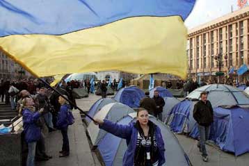 Ανεβαίνει το πολιτικό «θερμόμετρο» στην Ουκρανία με μαζικές διαδηλώσεις