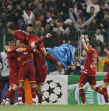 Οι 10 της Μάντσεστερ διατήρησαν τις ελπίδες πρόκρισης παρά το 2-1 της αξιόμαχης Ρόμα