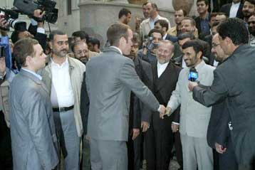 Αυλαία στο διπλωματικό «θρίλερ» με την επιστροφή των ναυτών στη Βρετανία