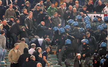 Συμπλοκές με τραυματίες στον αγώνα Ρόμα-Μάντσεστερ