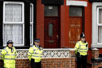 Καταγγελίες απαγγέλθηκαν σε τρεις άνδρες για τις βομβιστικές επιθέσεις στο Λονδίνο