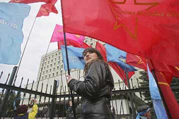 Πρόεδρος και πρωθυπουργός ανταλλάσσουν απειλές, βαθαίνει η κρίση στην Ουκρανία