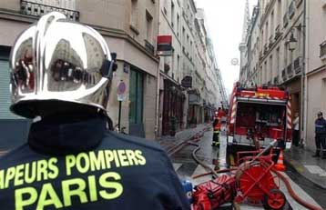 Αναστάτωση στο κέντρο του Παρισιού από μεγάλη πυρκαγιά