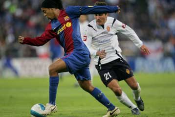 Ήττα της Μπαρτσελόνα στην Σαραγόσα, ευκαιρία για τη Σεβίλη