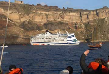 Στην Αθήνα ο πλοίαρχος και τα πέντε μέλη του πληρώματος του Sea Diamond