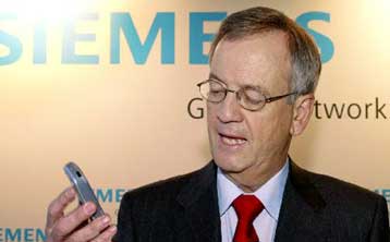 Ασφυκτικές πιέσεις για να παραιτηθεί δέχεται ο πρόεδρος της Siemens