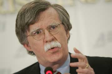 Η βρετανική στάση ενίσχυσε τον Αχμαντινετζάντ, υποστηρίζει ο Αμερικανός Τζον Μπόλτον