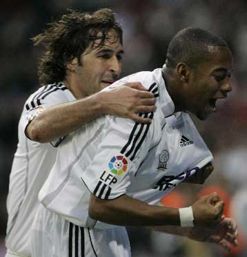 «Δώρα» από Σεβίλη και Μπαρτσελόνα στη Ρεάλ, που τα… δέχτηκε ευχαρίστως