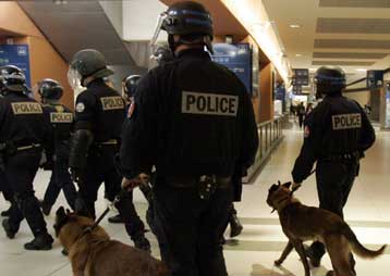 Ένταση και συλλήψεις στα υποβαθμισμένα προάστια του Παρισιού