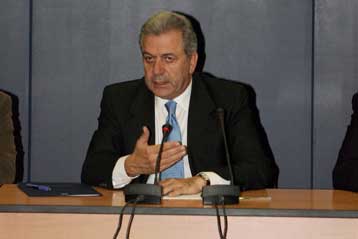 Απλετο φως στην υπόθεση των ομολόγων ζητά ο Δ.Αβραμόπουλος