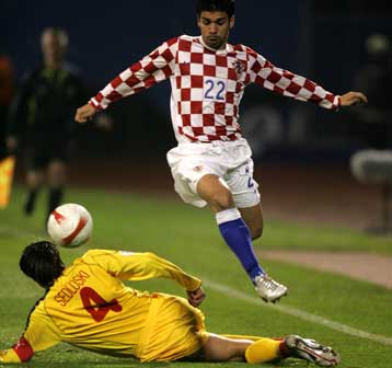 Σε αναμονή των εξελίξεων για Ντούντου και Λοβ, ο Ολυμπιακός «βλέπει» Εντουάρντο