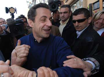 Σαρκοζί «δείχνει» η παράσταση νίκης για τις εκλογές στη Γαλλία