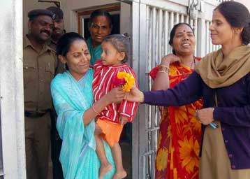 Στοιχεία για την έμμηνο ρύση τους καλούνται να αποκαλύψουν Ινδές δημόσιοι υπάλληλοι